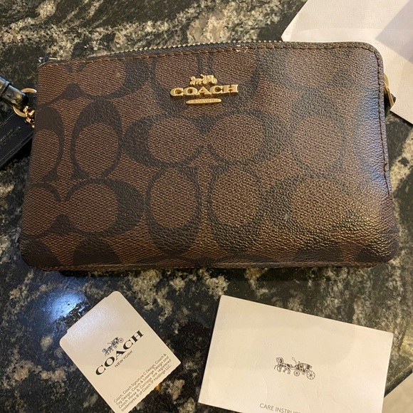 Coach Handbags - Coach wristlet